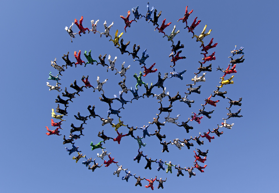 https://cdn.meetingsbooker.com/images/blog/skydiving-world-record.jpg